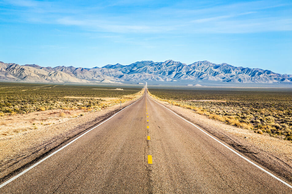 Eine Straße, die durch die Wüste von Nevada in der Nähe von Area 51 führt.