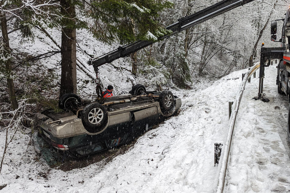 Schnee-Chaos im Oberharz: Winterdienst kommt nicht hinterher, Auto landet kopfüber im Graben