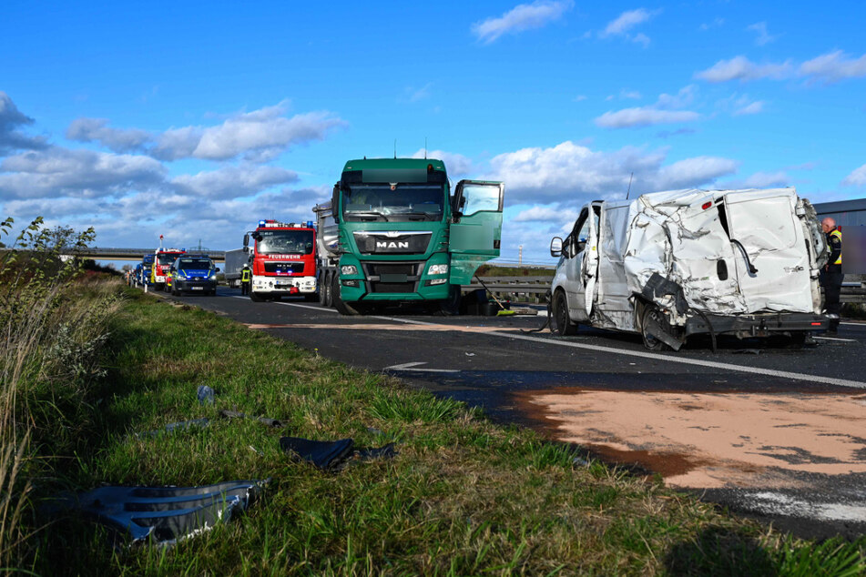 Laut Polizei war ein Renault mit dem Laster kollidiert, als er die Spur wechseln wollte. Drei Menschen wurden bei dem Crash verletzt.