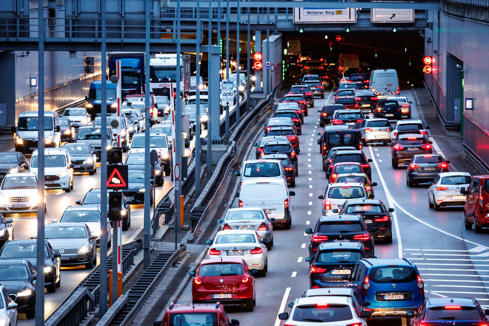 Stau in München: Um die Großstädte ballt sich der Verkehr besonders dick.