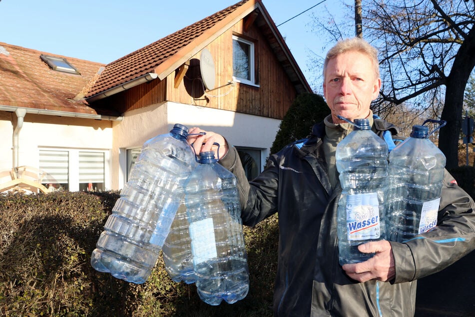 Rentner Werner Rolf (70) setzt schon seit Jahren auf Trinkwasser aus dem Supermarkt.