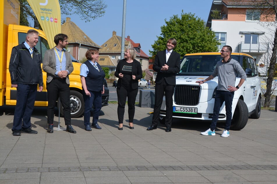 (v.l.n.r.): Steffen Bünte vom LVB-Servicemobil, Carsten Schuldt als LVB-Flexa-Projektmanager, Barbara Schumer vom LVB-Servicemobil, Sandy Brachmann als LVB-Marketingleiterin, Benjamin Possel von CleverShuttle sowie Flexa-Fahrer Marcel Kehling trafen sich am Donnerstag zum Jubiläum.