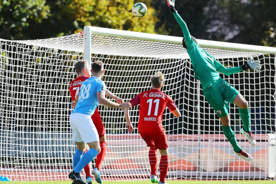 Szene vom Pokal-Duell im Oktober 2019: Tobias Müller (Nr. 38) beobachtet die Aktion von Grimmas Keeper Pascal Birkigt. Beide könnten sich am Samstag erneut begegnen.