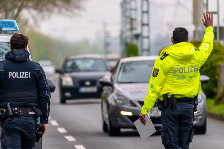 Filmreife Flucht: Audi soll kontrolliert werden, dann zielt er aufs Polizeiauto