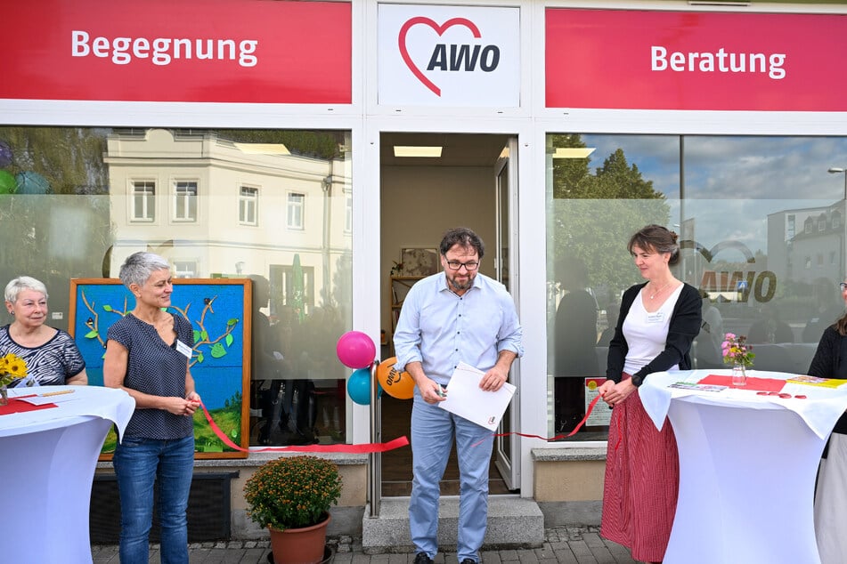 Bei der Eröffnung des Seniorentreffpunktes in Leubnitz-Neuostra schnitt AWO-Geschäftsführer Daniel Panian (53, M.) ein rotes Band durch.