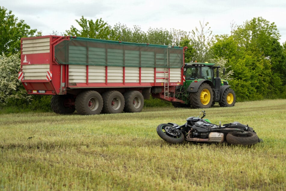 Das Motorrad liegt mitten auf dem Feld.