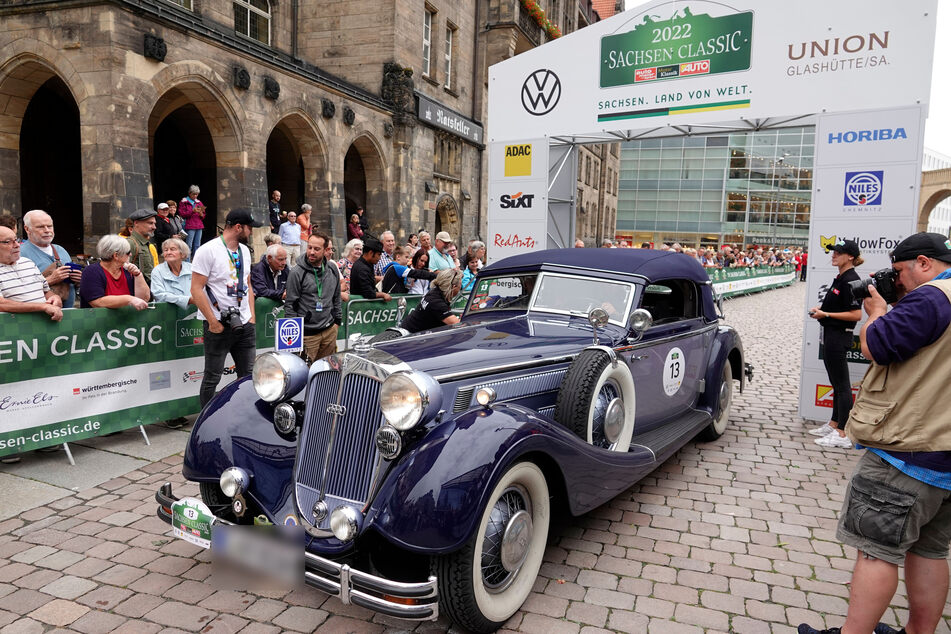 Geschafft: Ein Horch von 1937 fährt am Samstagnachmittag über die "Sachsen Classic"-Ziellinie am Chemnitzer Rathaus.