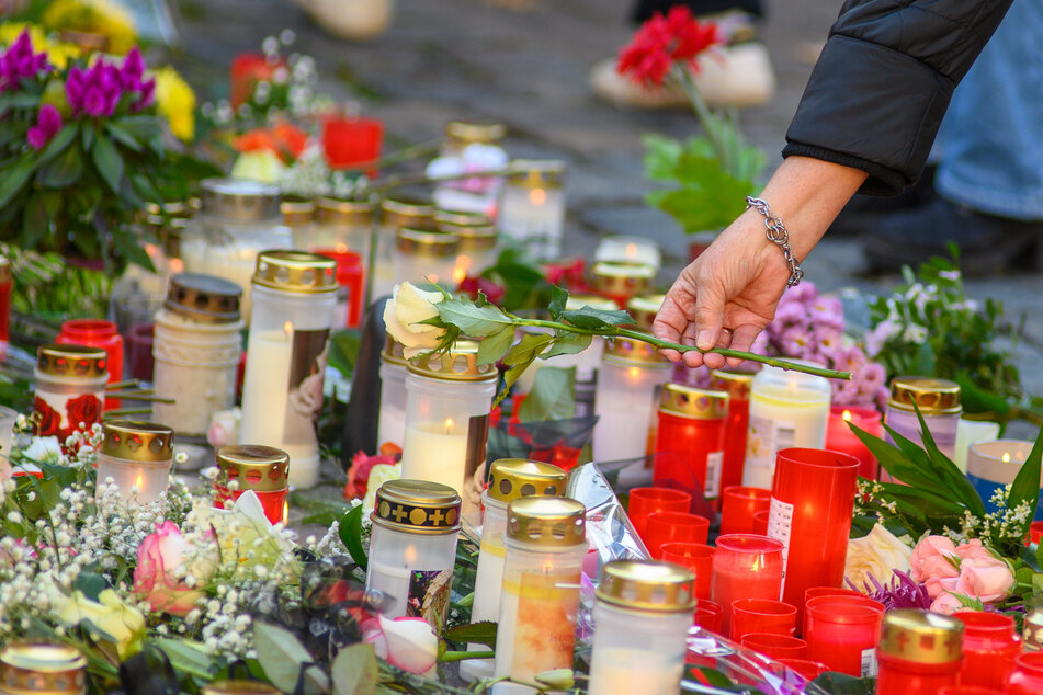 Hunderte Menschen haben am Donnerstag in Aschersleben ihre Trauer mit Blumen und Kerzen zum Ausdruck gebracht.