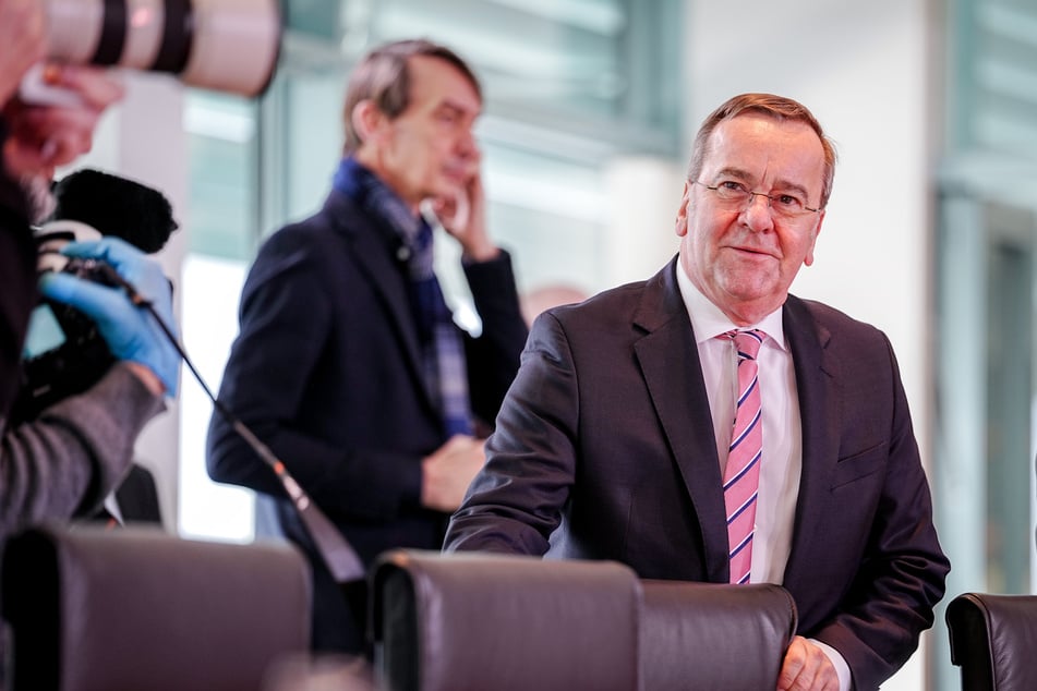 Verteidigungsminister Boris Pistorius (65, SPD) nimmt am ersten Treffen der Nato-Verteidigungsminister in diesem Jahr im Hauptquartier des Militärbündnisses teil.