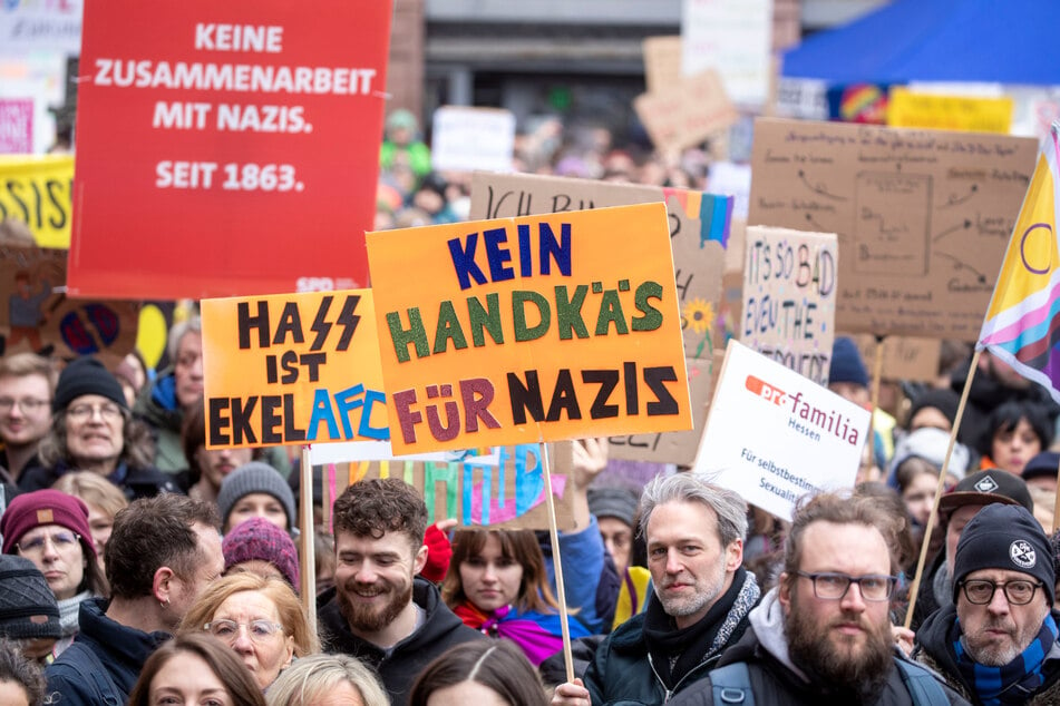 Unter den zahlreichen Demonstranten fand man unter anderem auch kreative Plakate wie jenes mit der Aufschrift "Kein Handkäs für Nazis".