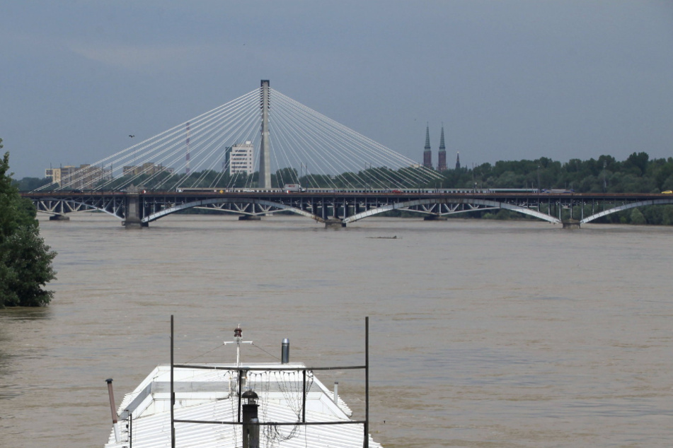 Die Łazienkowski-Brücke in Warschau verbindet den Ost- mit dem Westteil der Stadt und führt über den Fluss Weichsel. (Archivfoto)
