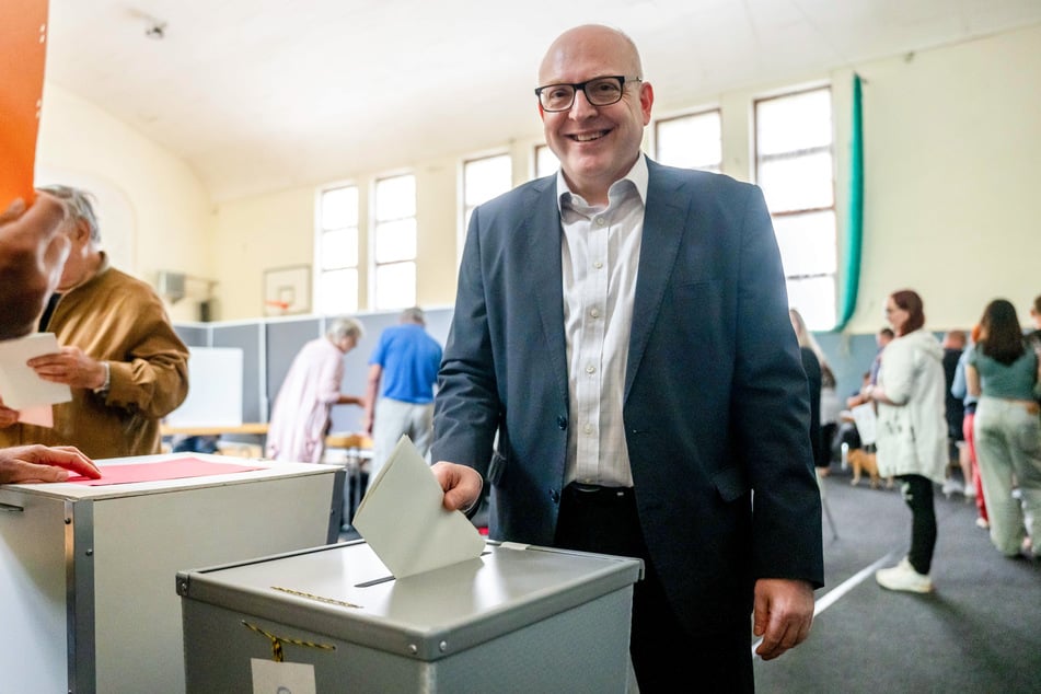 Sven Schulze (52) wirft seinen Wahlzettel für die Lokalwahl in die Urne.