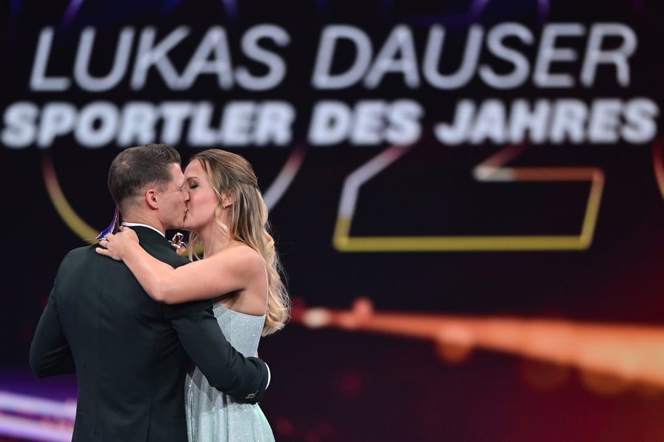 2023 wurde Lukas Dauser zu Deutschlands Sportler des Jahres gewählt. Den Preis bekam er liebevoll von seiner Frau Viktoria (28) überreicht.