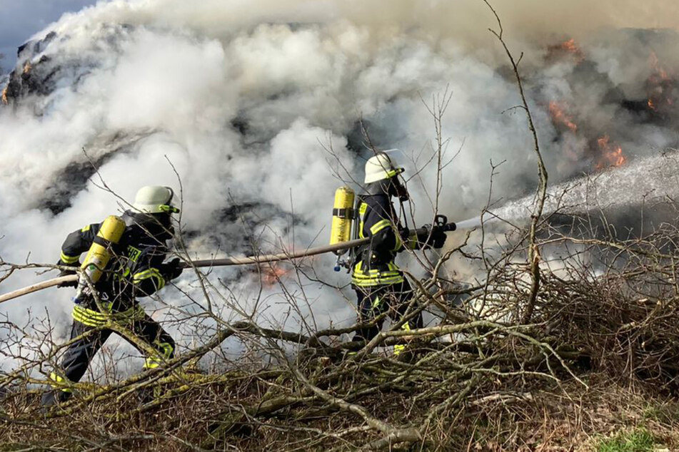 Feuerwehrleute kämpfen stundenlang gegen brennende Strohballen