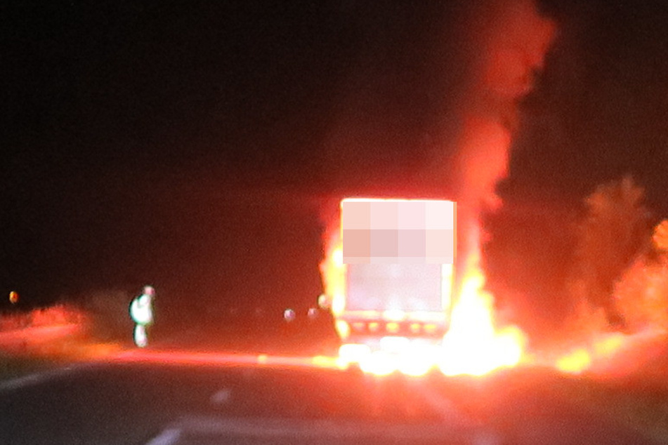 Lastwagen geht plötzlich in Flammen auf: Vater und Sohn bringen sich in Sicherheit