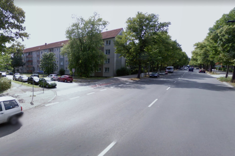 Der Taxifahrer (65) wollte von der Max-Liebermann-Straße nach links auf die Franz-Mehring-Straße abbiegen, als das Unglück geschah. (Archivbild)