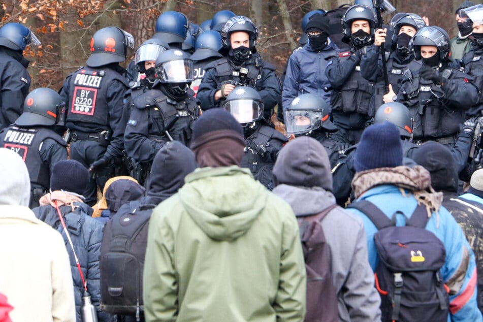 A49-Gegner und Polizisten stehen sich am 20. November im Dannenröder Forst gegenüber.