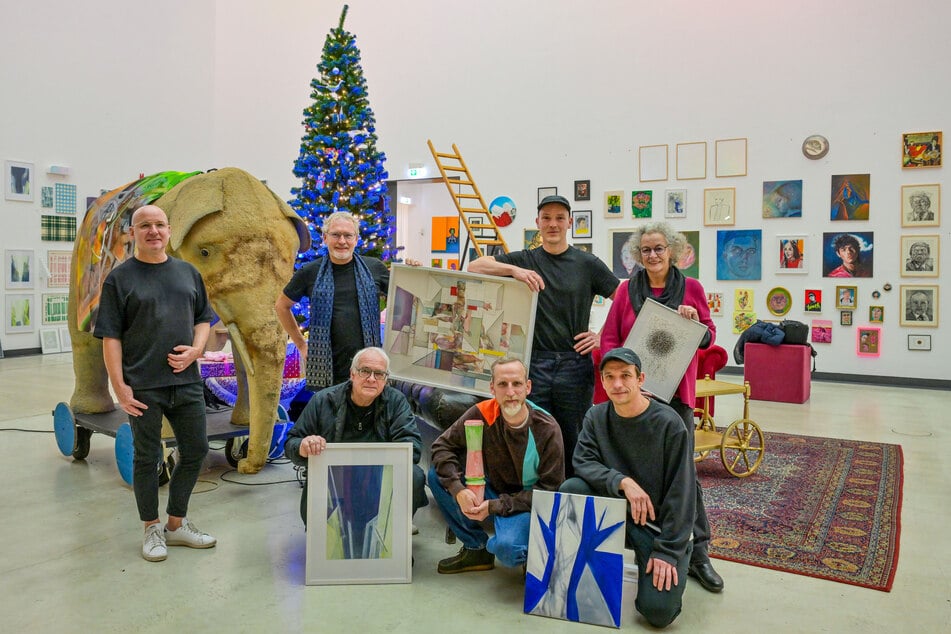 Freuen sich auf den Kunstmarkt: vorn v. l. Thomas Hellinger (68), Thomas Judisch (44) und Michal Banisch (45), dahinter v.r. Doris Titze (72), Enrico Sutter (42), Jens Zander (55) und Sören Schürer-Zander (49).