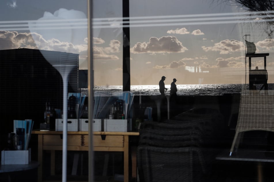 Palma: Menschen spiegeln sich im Fenster einer geschlossenen Bar in der Schinkenstraße.