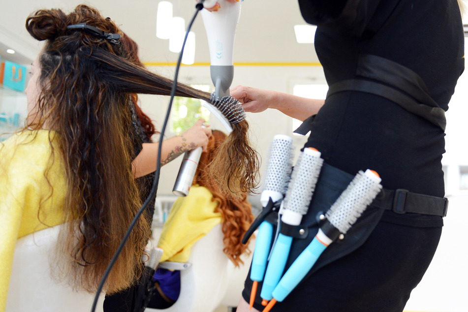 Friseure haben in NRW bereits seit dem 1. März wieder auf, am Montag folgen ihnen auch die Kosmetikstudios. (Archivfoto)