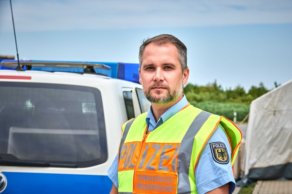 Polizeisprecher Axel Bernhardt (37) erklärte, dass im September 2022 mehr illegale Flüchtlinge nach Sachsen eingereist sind als im ganzen Jahr 2021.