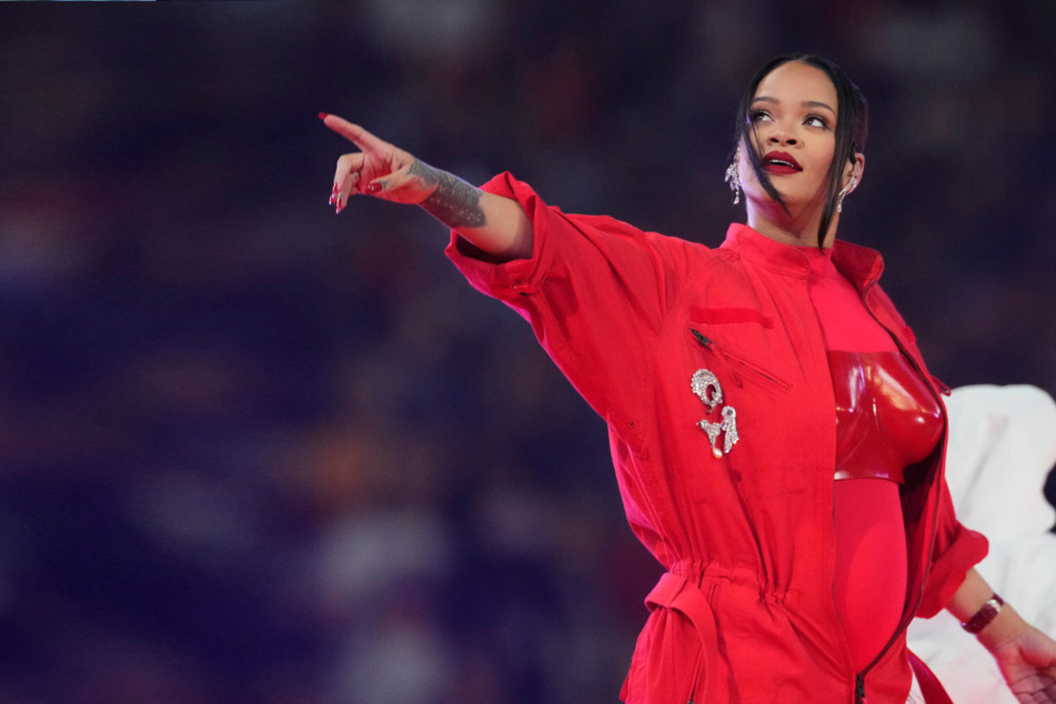 Während Halbzeit-Show bei Super Bowl: Rihanna überrascht mit Babybauch bei Live-Auftritt