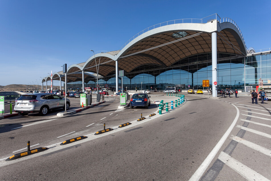 Andrew und ihre Tochter wären fast am Flughafen von Alicante gestrandet.