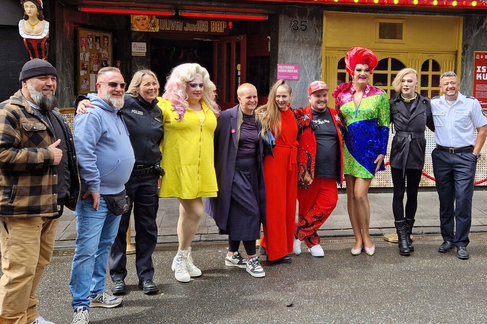 Ein Zeichen für die Vielfalt: die Olivia-Jones-Familie unter anderem mit Kiez-Kümmerin Julia Staron (5.v.r.) und Agnes Fritz (5.v.l.) von "Viva Con Agua Arts" am Donnerstag vor der Olivia-Jones-Bar.