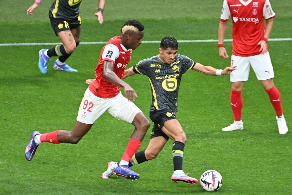 Innenverteidiger Abdoul Kone (20, l.) von Stade Reims soll wohl weit oben auf der Transfer-Liste von RB Leipzig stehen.