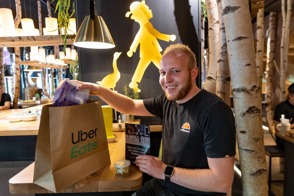 Betriebsleiter Martin Kaufmann (33) packt die Speisen für seine "Uber Eats"-Kundschaft zusammen.