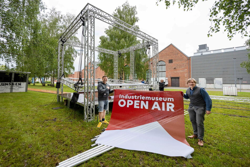 Der Aufbau für das Freiluft-Kino des Industriemuseums fand bereits im Regen statt.