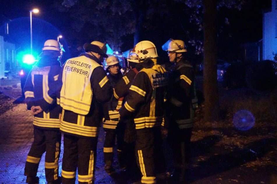 Die Feuerwehr beratschlagte zunächst das Vorgehen.