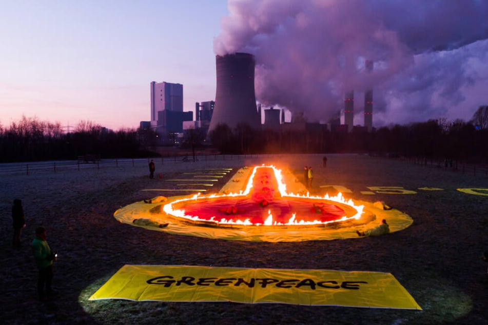 Brennender Klima-Protest am Braunkohle-Kraftwerk Niederaußem