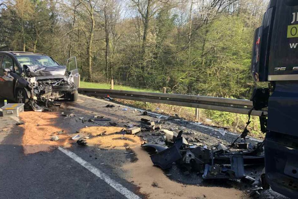 Von dem Auto bleibt nach dem Unfall nicht mehr viel übrig.