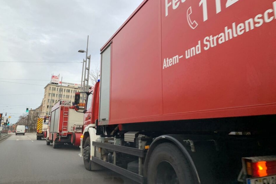 Die Einsatzfahrzeuge der Feuerwehr parken auf der Straße vor dem Hotel.