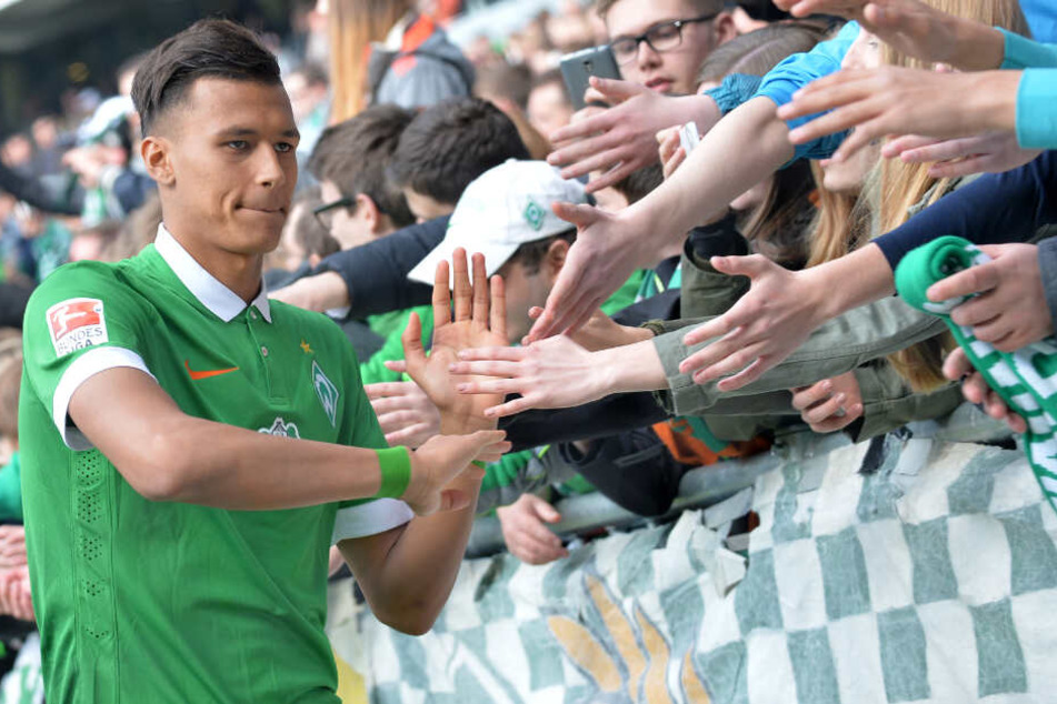 Werders damaliger Spieler Davie Selke feiert mit den Fans.(Archivbild)