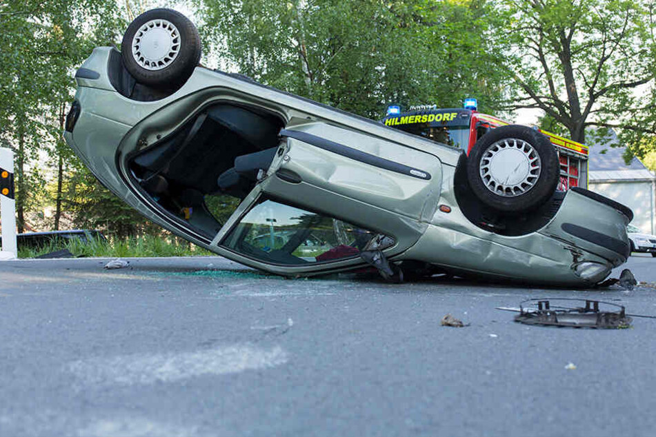 Der Renault überschlug sich mitten in Warmbad.