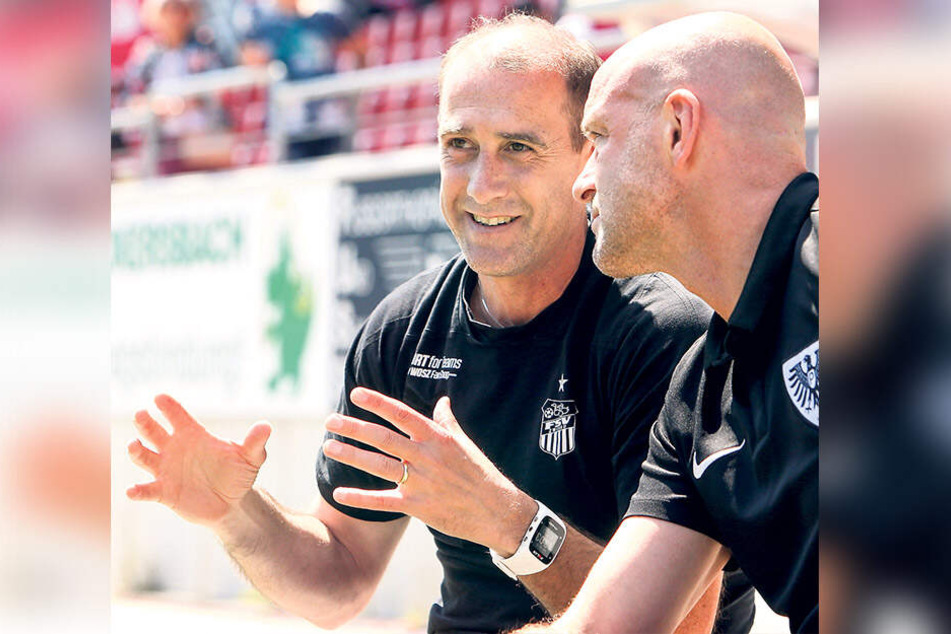 FSV-Coach Joe Enochs (l.) verriet schmunzelnd: "Sooo groß waren die Burger, die ich spendiert habe."