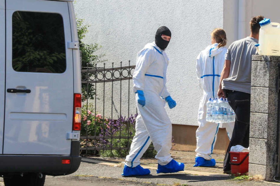 Die beiden Toten zeigten laut Polizei Spuren massiver Gewalteinwirkung.