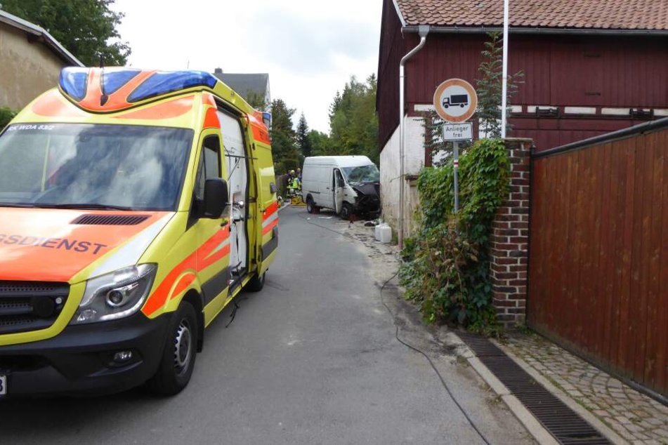 Der VW-Transporter krachte gegen eine Hauswand.