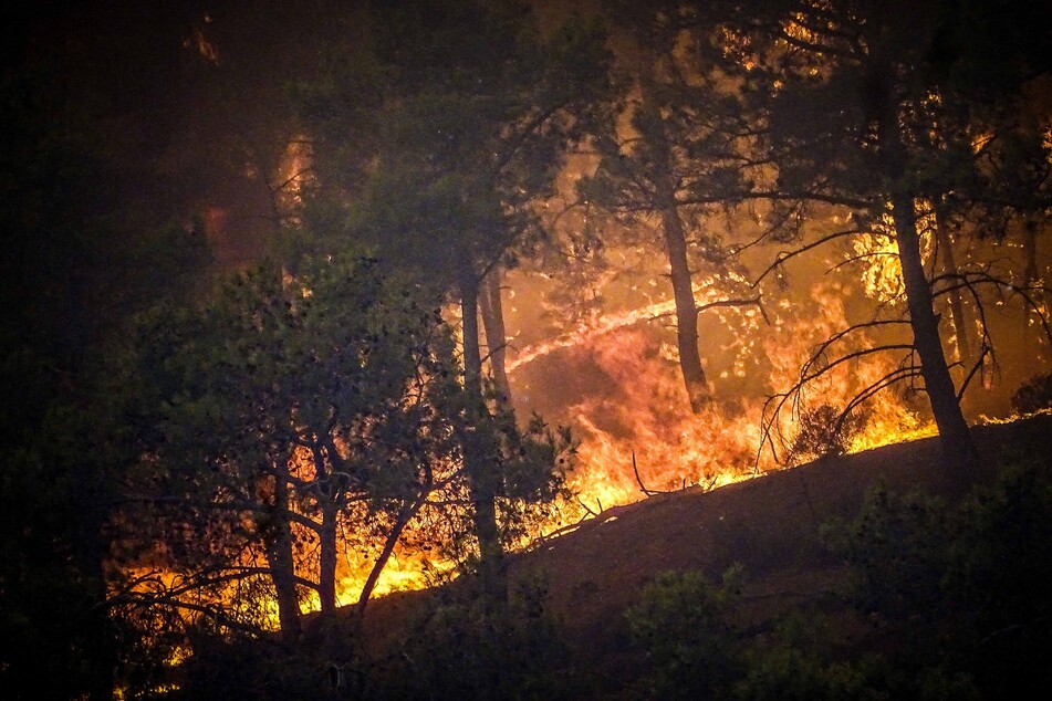 Auf Rhodos wütend verheerende Waldbrände und zwingen Urlauber und Einheimische zur Flucht.