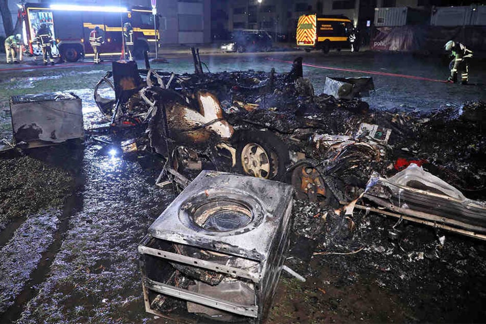 Vom Wohnwagen blieb nur noch Schutt und Asche übrig.