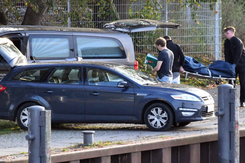 Eine Leiche wird in das Fahrzeug eines Bestatters getragen. (Symbolbild)