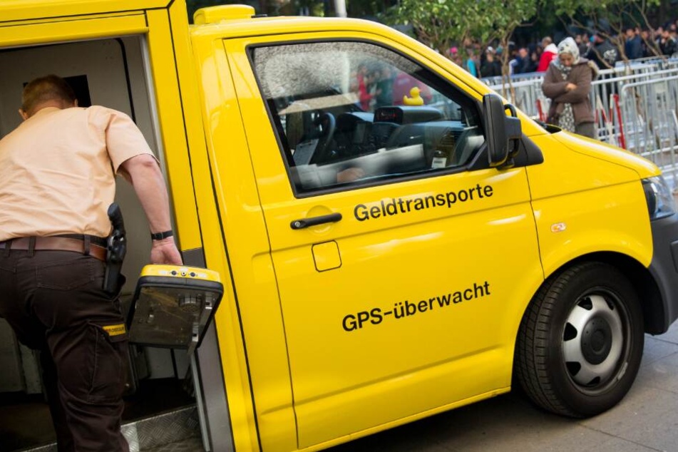 Die Polizei vermutete einen Überfall auf den Geldtransporter. (Symbolbild)