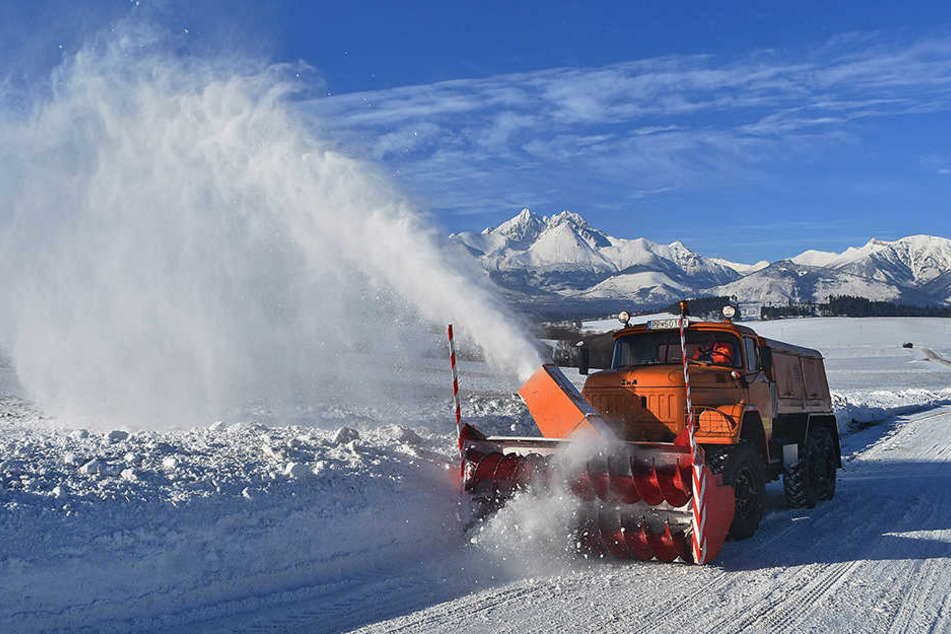 Ein Schneepflug räumt am Freitag die schneebedeckte Straße bei Strane im slowakischen Teil der Tatra.