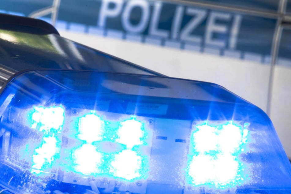 Die Polizei ermittelt gegen den 32-jährigen Steinewerfer (Symbolbild).