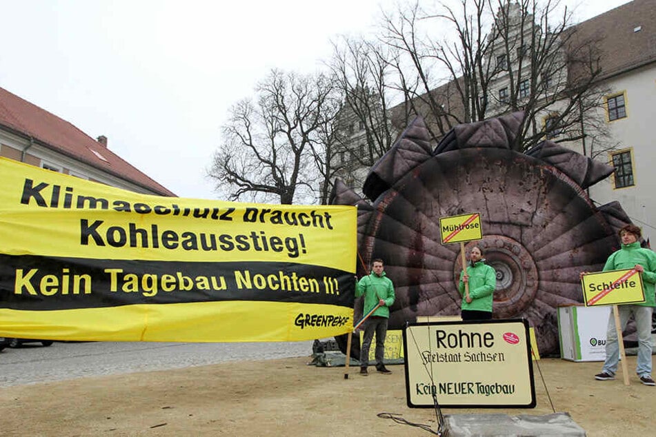 Die Aktivisten von Greenpeace demonstrieren gegen die Vernichtung ganzer Ortschaften zugunsten des Tagebaus.