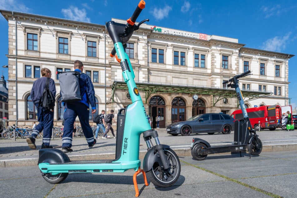 Einer von 600 E-Scootern von Marktführer TIER steht vor dem Chemnitzer Hauptbahnhof.