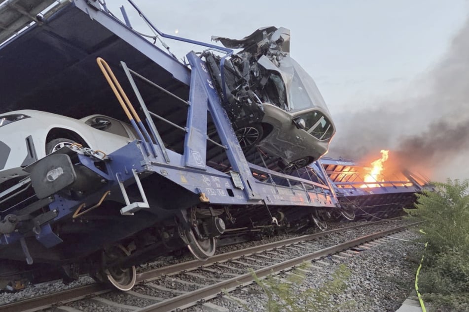 Autozüge stoßen zusammen! Wagen entgleisen, Flammen lodern