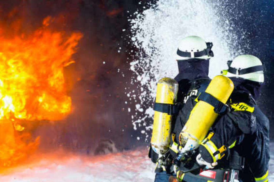 Ein Wohnungsbrand in Berlin-Spandau griff auf mehrere Balkone über. (Symbolbild)